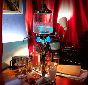 Ein elegantes Getränkegerät leuchtet, umgeben von Gläsern.