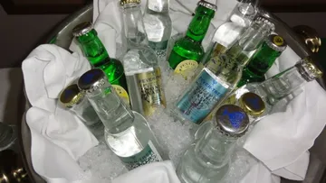 Flasche ist im Eis; Getränke kühlen in einem Behälter.