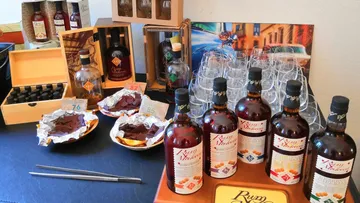 Flaschen Rum und Schokolade auf einem Tisch gedeckt.