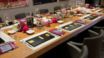 Festlich gedeckter Tisch mit Essen, Gläsern und Blumen.