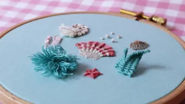 Sticktuch zeigt Meeresmotive auf hellblauem Hintergrund.