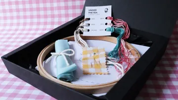 Stickrahmen mit Garn und Vorlage in Geschenkbox.