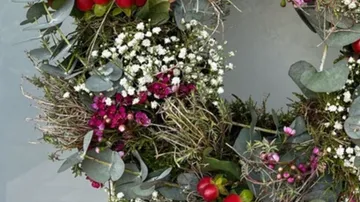 Blumenkranz mit bunten Pflanzen, dekorativ angeordnet, hell.