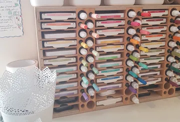 Farben in Regalen, organisiert und bereit für kreative Projekte.