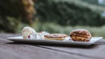 Dessert auf einem Teller, serviert im Freien.