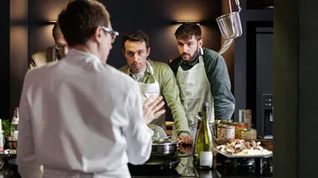 Koch shows cooking technology, viewers listen carefully.