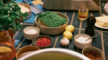 Küchenzutaten liegen auf einem Tisch, bereit zum Kochen.
