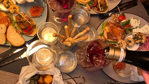 Verschiedene Vorspeisen mit Weinausschank zum Abendessen.