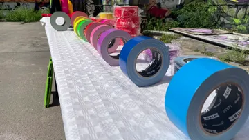 Bunte Klebebänder auf einem weißen Tisch im Freien.