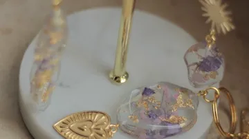 Schmuckstücke hängen an einem goldenen Ständer, dekorativ.