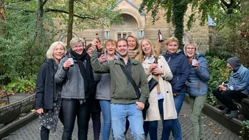 Gruppe von Menschen, die in einem Park feiern.
