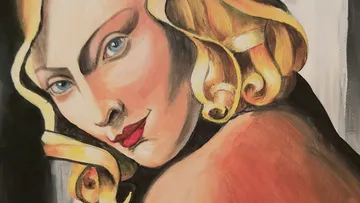 Eine Frau mit blonden Locken blickt schüchtern zurück.