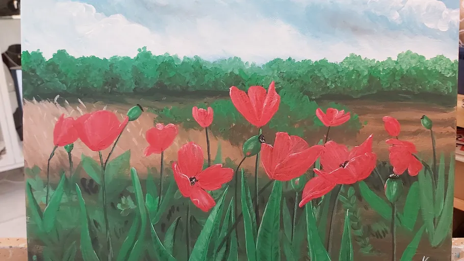Rote Mohnblumen wiegen sich sanft im Wind, umgeben von Grün.