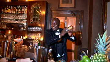 Barkeeper schüttelt einen Cocktail hinter der Bar in einem Drink-Service.