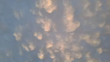 Himmel voller Wolken, sanfte Farben am Abend.