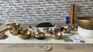 Schalen und Werkzeuge liegen ordentlich auf einem Teppich.