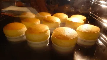 Zehn kleine souffléartige Kuchen backen im Ofen.