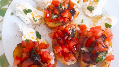 Geröstetes Brot mit Tomatensalsa und frischem Käse.