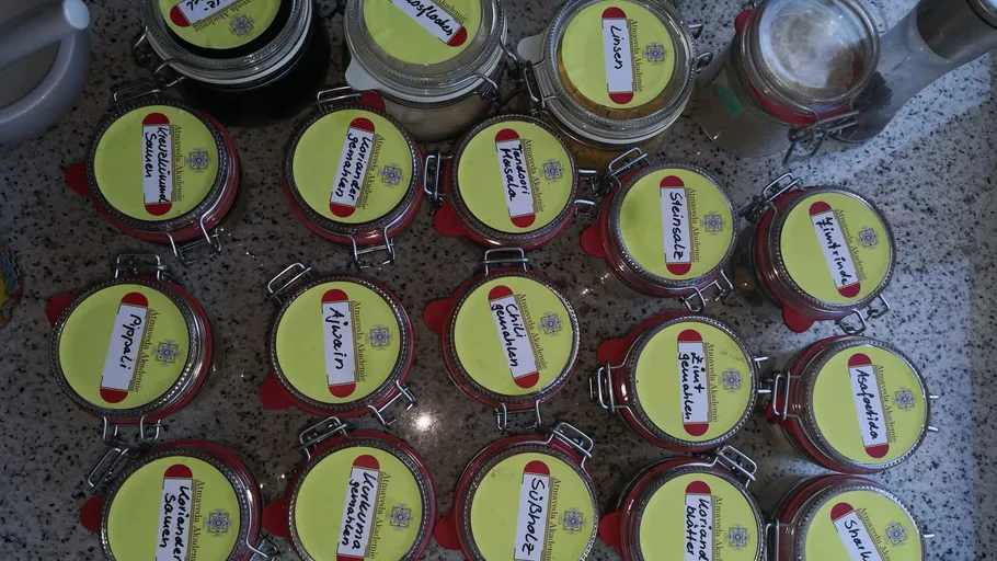 Gläser mit Beschriftungen stehen auf einer Küchentheke.