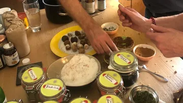 Zutaten werden zubereitet und portioniert auf einem Tisch.