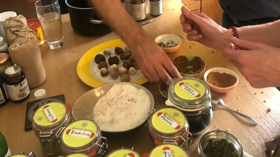 Zutaten werden zubereitet und portioniert auf einem Tisch.