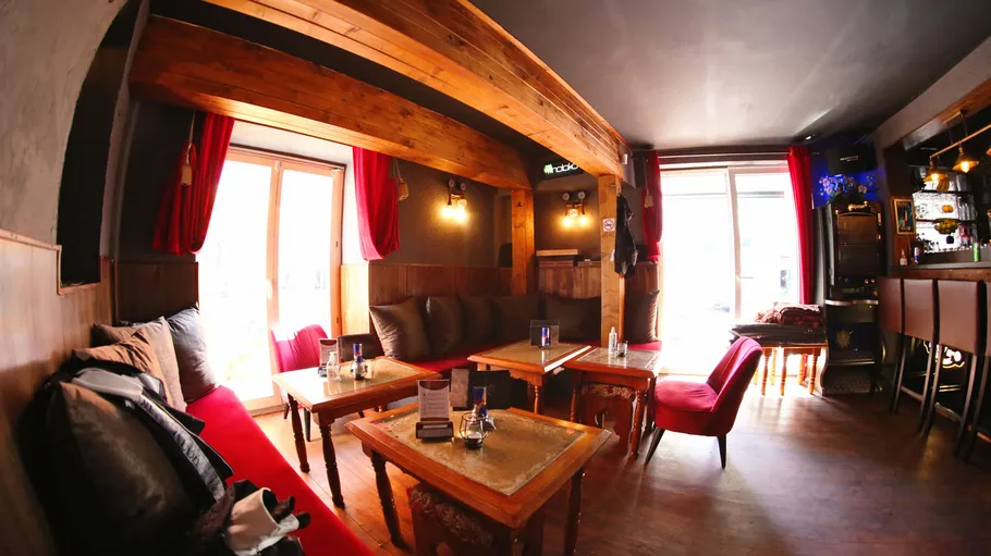 Cosy café with wooden furniture, only open during the day.