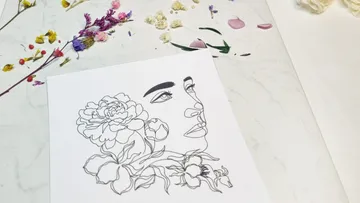 Bleistiftzeichnung eines Gesichts umgeben von getrockneten Blumen.