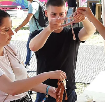 Workshop leader Julius explains how to complete the keyring.