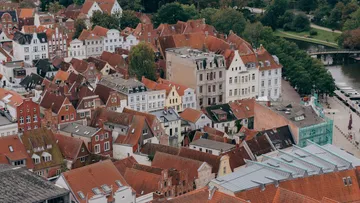 Dächer von Gebäuden in einer Stadt, bunt und verwinkelt.