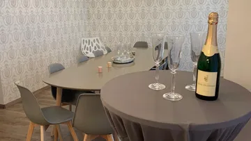 Champagner mit Gläsern auf einem Tisch in eleganter Umgebung.