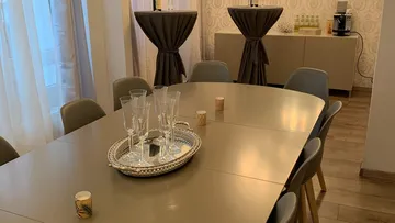 Runder Tisch mit Gläsern, in eleganter Umgebung arrangiert.