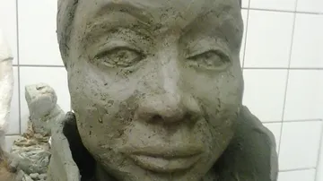 Sculpture of a face, rich in detail, the environment is inconspicuous.