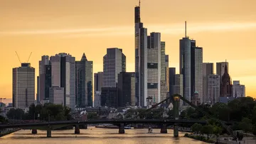 Stadtansicht mit modernen Hochhäusern vor Sonnenuntergang.