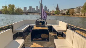 Boot an einem Fluss mit Blick auf die Stadt.