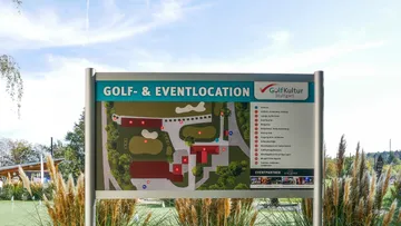 Hinweistafel zeigt Golf- und Eventlokation mit Karten.