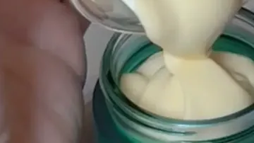 Sahne wird in ein Glas gegossen.