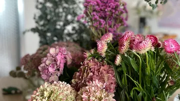 Ein Meer von farbenfrohen Blumen - die perfekte Auswahl für eure individuellen Haarkränze.