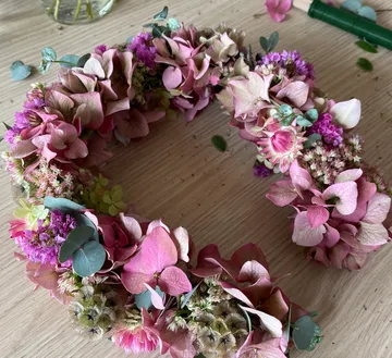 Von der Idee zur Realität - erlebe den Zauber, wenn Blumen zu wunderschönen Haarkränzen werden.