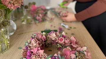 Jeder Kranz ist ein Unikat - entdecke deine kreative Ader und gestalte deinen eigenen floralen Schmuck.