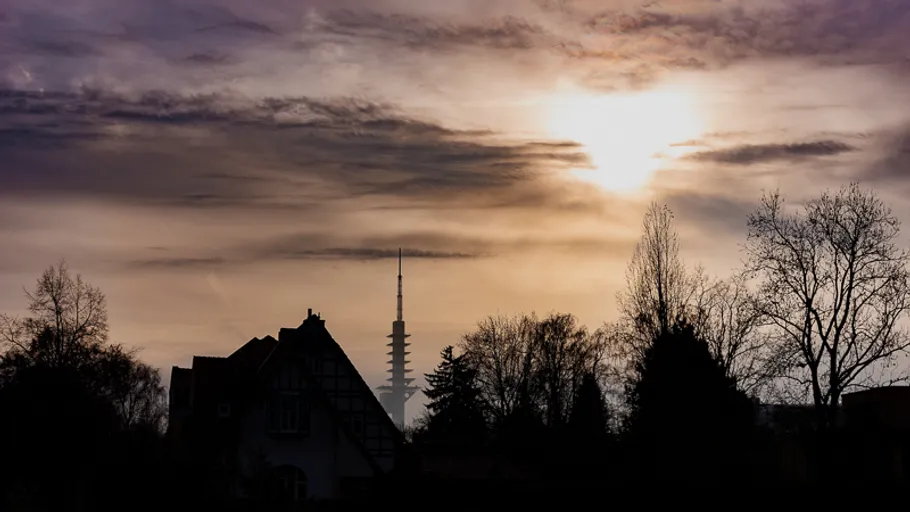 Silhouette von Bäumen und Gebäuden bei Sonnenuntergang.