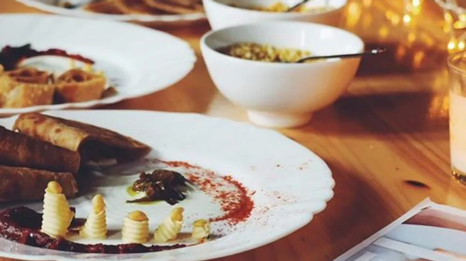 Esser platziert auf einem Tisch, verschiedene Speisen genießend.