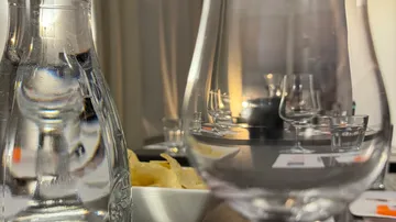 Wasserflasche steht, Gläser reflektieren in einem Restaurant.