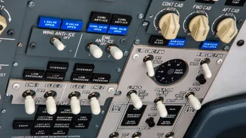 Schalter steuern Flugzeugsysteme im Cockpit, technische Umgebung.