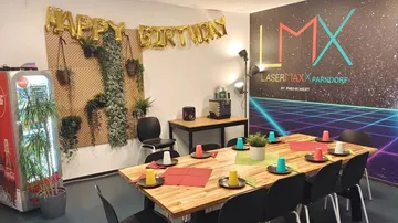 Partyraum mit dekoriertem Tisch und Geburtstagsvorbereitungen.