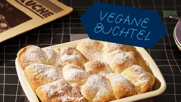 Vegane Buchteln liegen in einer Schüssel auf einem Tisch.