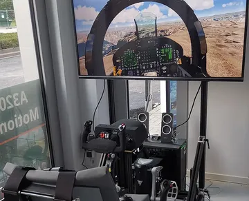 Flugsimulationscockpit zeigt Steuerung eines Kampfjets im Spiel.