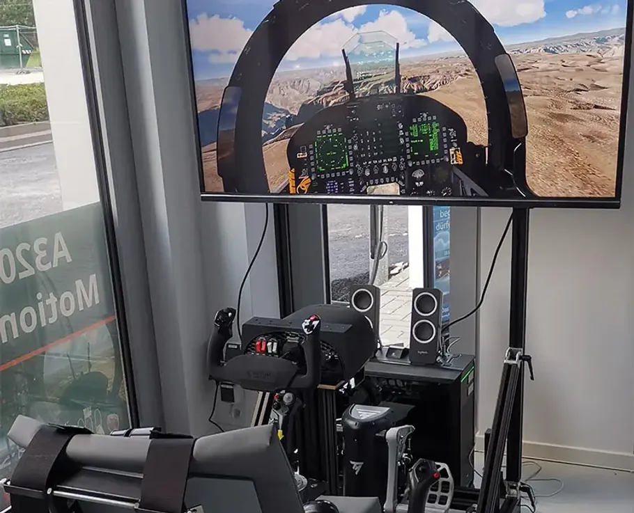 Flugsimulationscockpit zeigt Steuerung eines Kampfjets im Spiel.