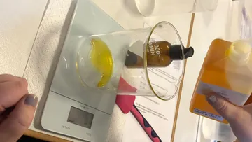 A weighing unit measures a liquid in a beaker.