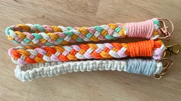 Bunte Schlüsselanhänger liegen auf einem Tisch.