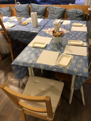 Vorbereitete Tische.